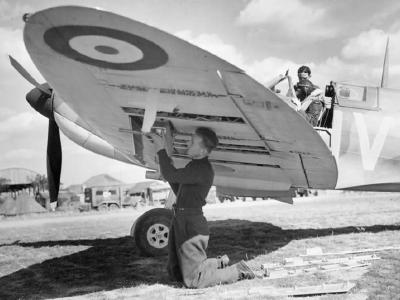 Spitfire Mk Ia X4474 QV-I of No 19 Squadron at Fowlmere