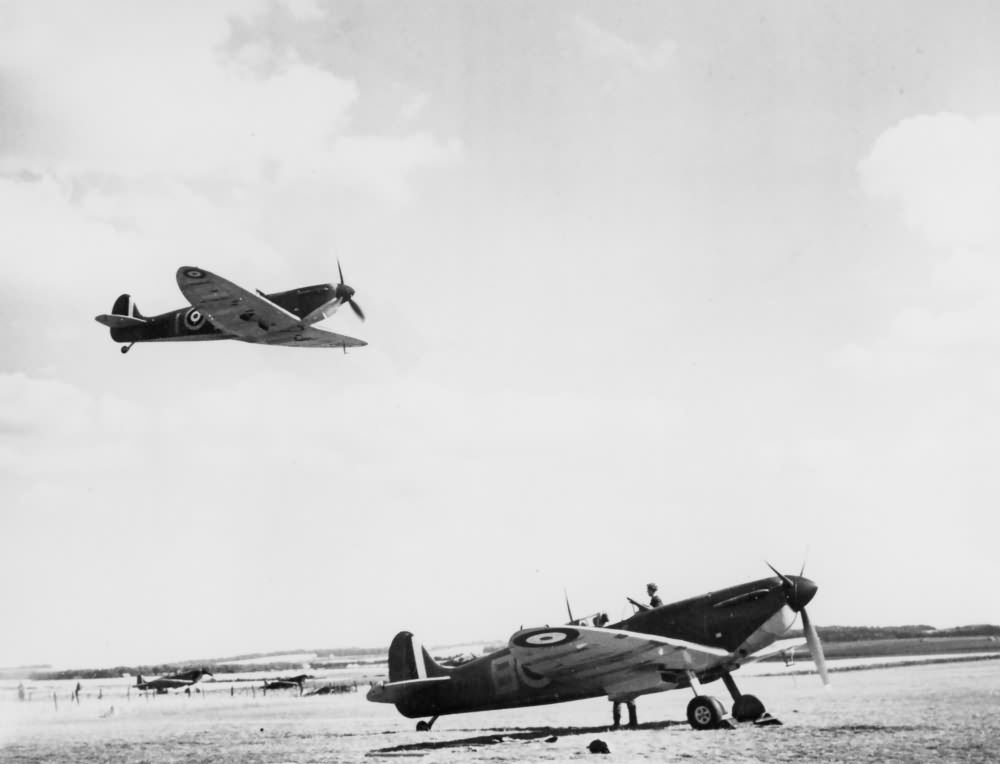Spitfire Mk Ia X4474 QV-I of No. 19 Squadron RAF