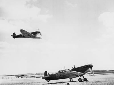 Spitfire Mk Ia X4474 QV-I of No. 19 Squadron RAF