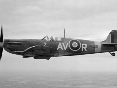 Spitfire Mk VB BM590 AV-R in flight