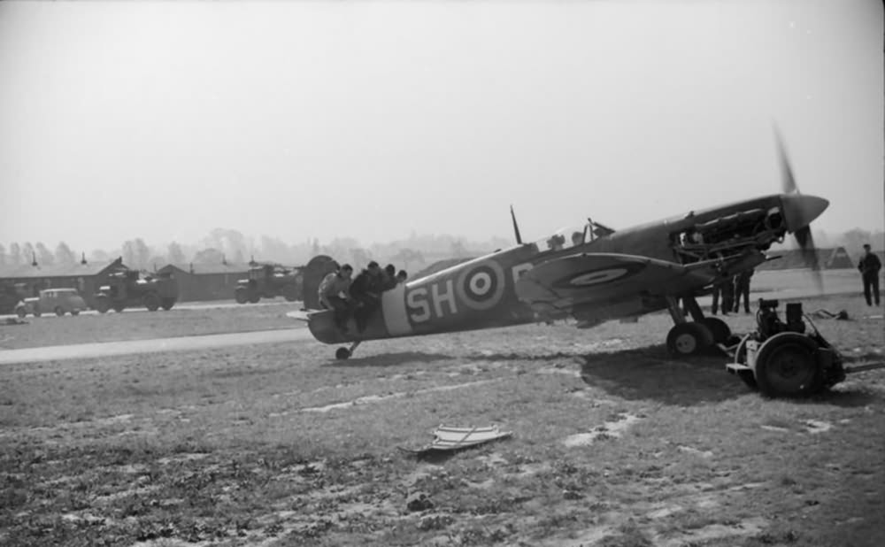 Spitfire Mk VB of No 64 Squadron RAF at Hornchurch