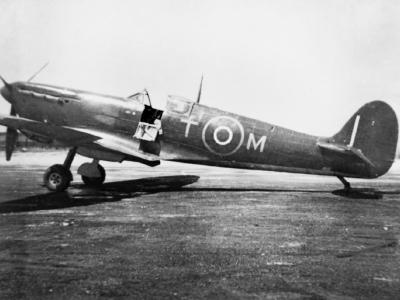 Spitfire Mk V T-M of No. 249 Squadron RAF awaits at readiness at Krend, Malta