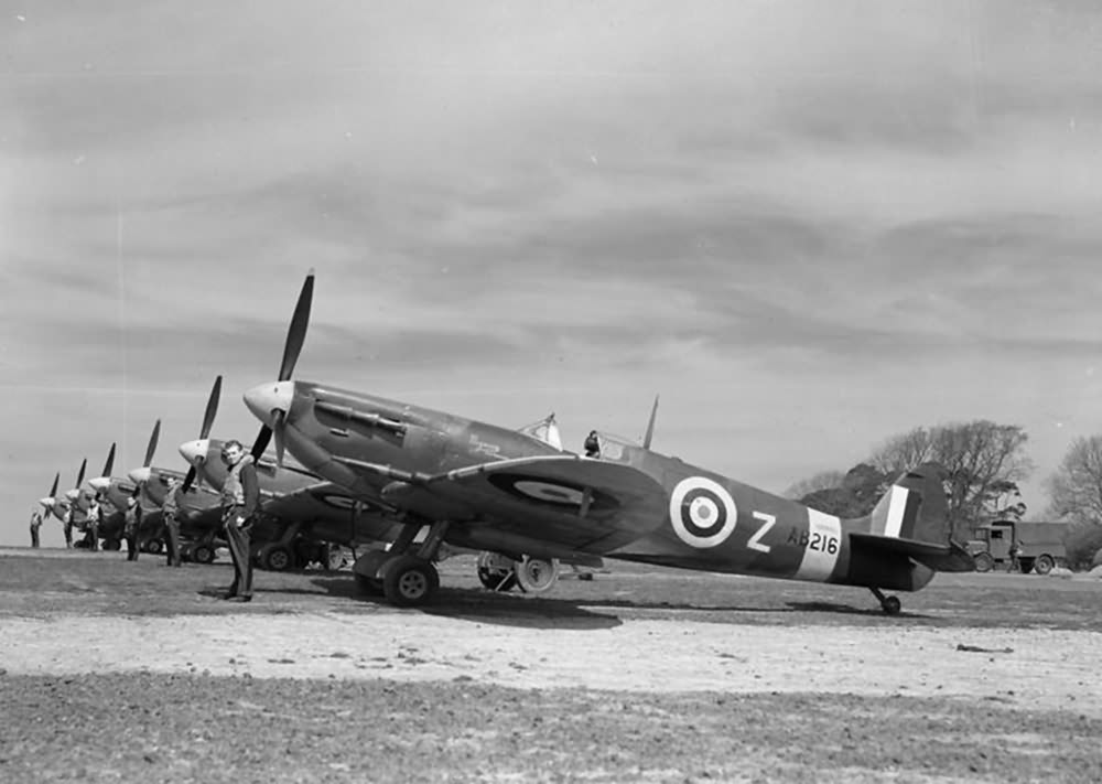 Spitfire Mk Vc AB216 DL-Z of No 91 Squadron RAF at Hawkinge, May 1942