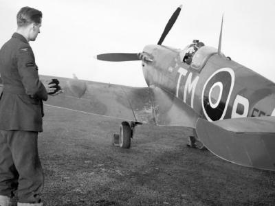 Spitfire Mk Vc EE624 TM-R of No. 504 Squadron RAF at Middle Wallop, December 1942