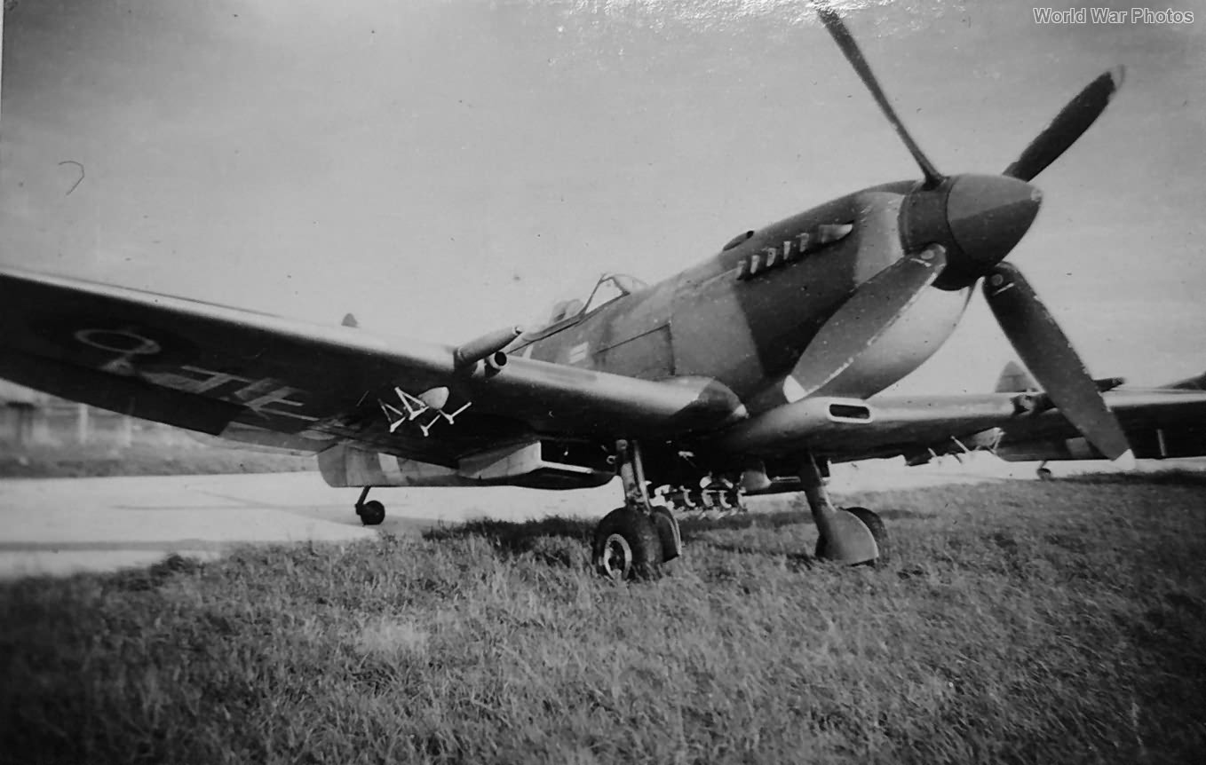 Spitfire Mk IX FJ-R with bomb rack mod