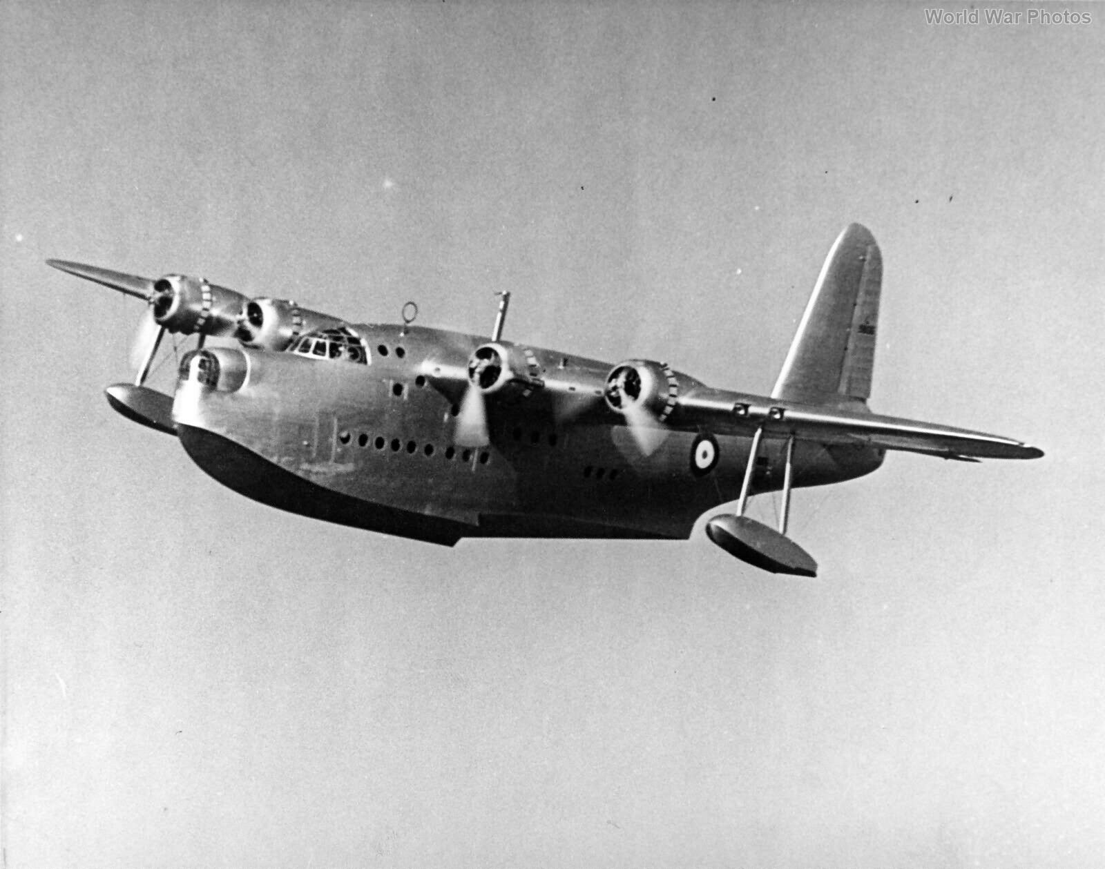 Short Sunderland L5806 in flight | World War Photos