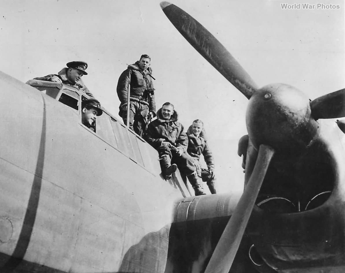 77 Squadron FLt Tomlin and crew 2