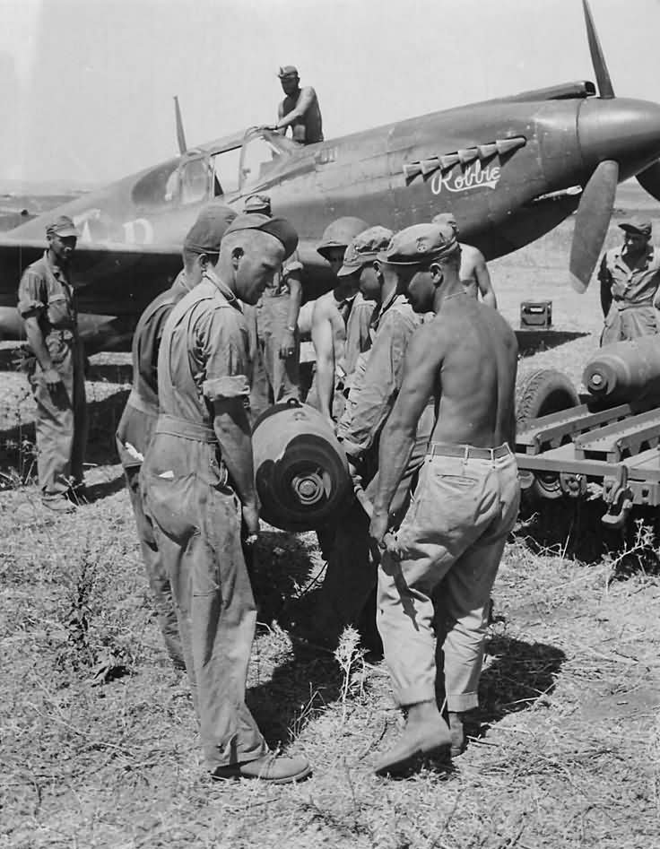 Crew Loads 500lb Bomb on A-36 Apache named „Robbie” in North Africa July 1943