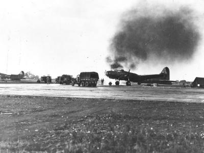 305th Bomb Group 364th BS B-17F fire at Chelveston England August 1943