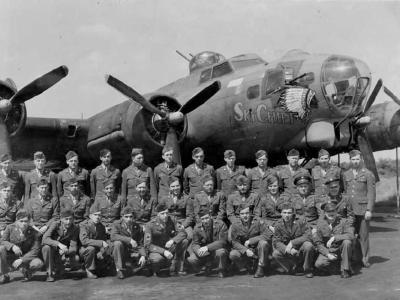 385th Bomb Group 549th Bomb Squadron crews and B-17G Sky Chief 1944