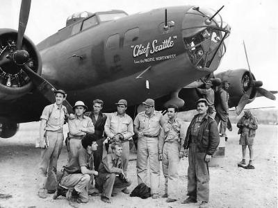 Crew with Boeing B-17E Chief Seattle 41-2656 of the 435th Bombardment Squadron at 7 Mile Drome near Port Moresby, 1942