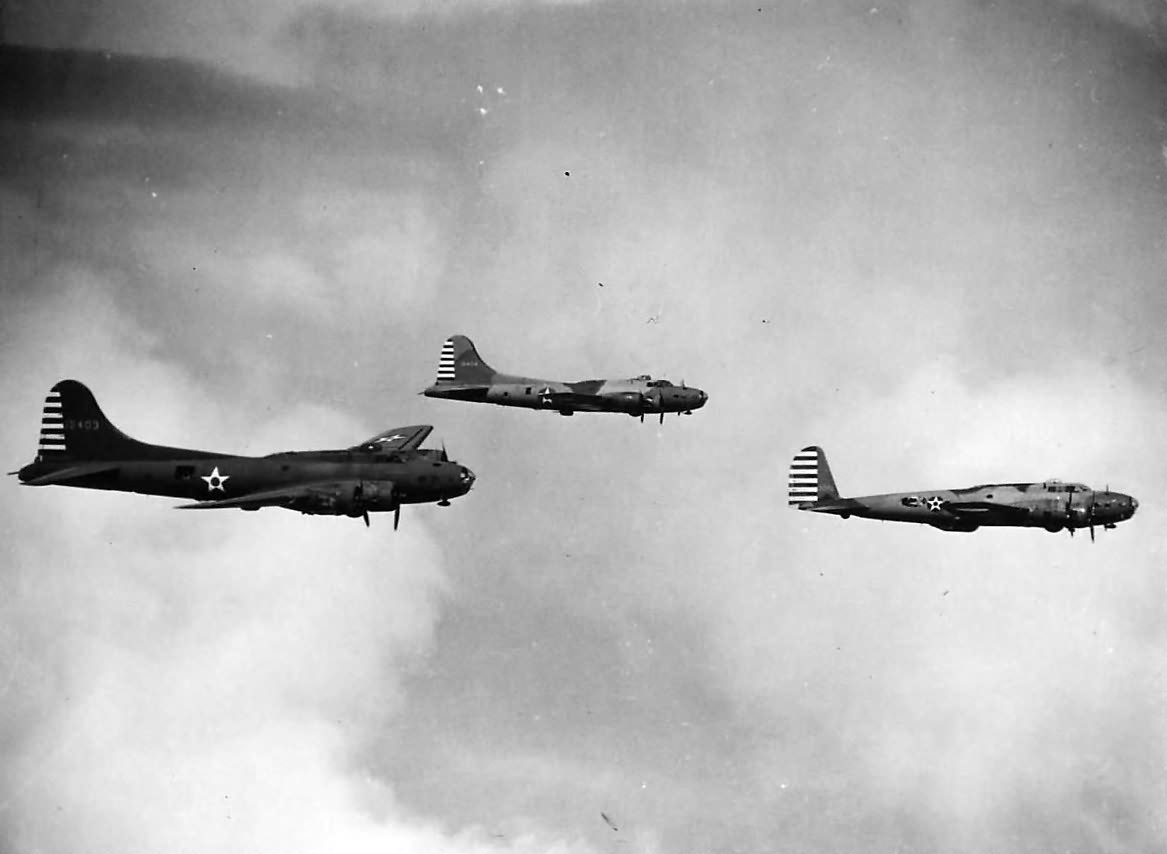 B-17D and B-17E bombers in flight 1942