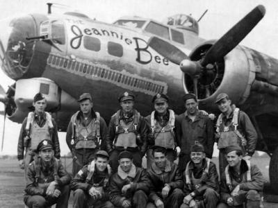 B-17G 43-37555 of the 390th Bomb Group, 570th BS Nose Art „The Jeannie Bee”