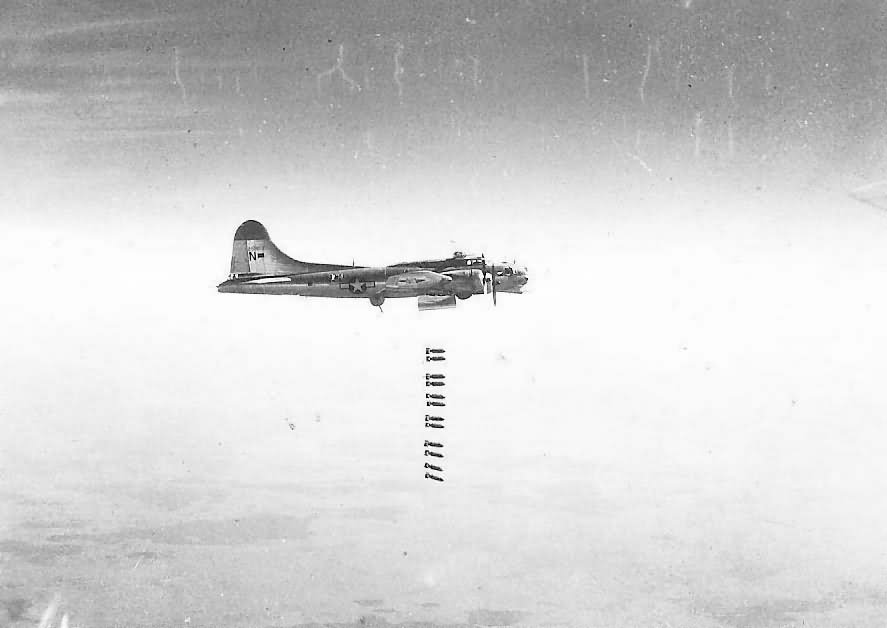 B-17G Flying Fortress 42-98017 from 490th Bomb Group dropping bombs on target