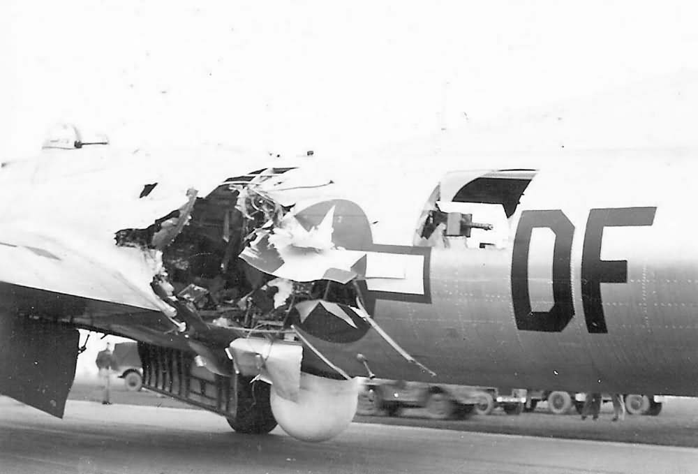 B 17 бомбардировщик. B17 самолет с повреждениями. B17 бомбардировщик архивные. B 17 летающая крепость повреждения.