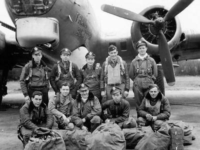 B-17 Flying Fortress bomber TRAIL BLAZER crew