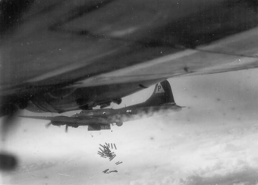 B-17 Bomber releasing bombs over Berlin 384th BG 22 March 1944