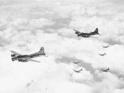 B-17 Flying Fortress Bombers of 384th Bomb Group 4