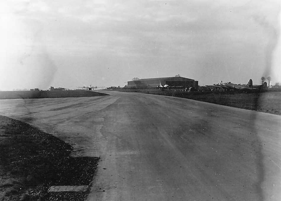 B-17 Bombers on Airfield RIDGEWELL England 1944 381st Bomb Group