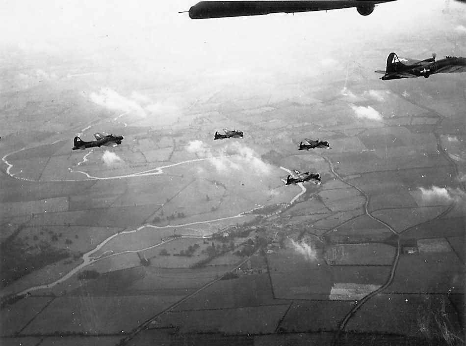 B-17 Flying Fortress bombers formation 384th Bomb Group 2