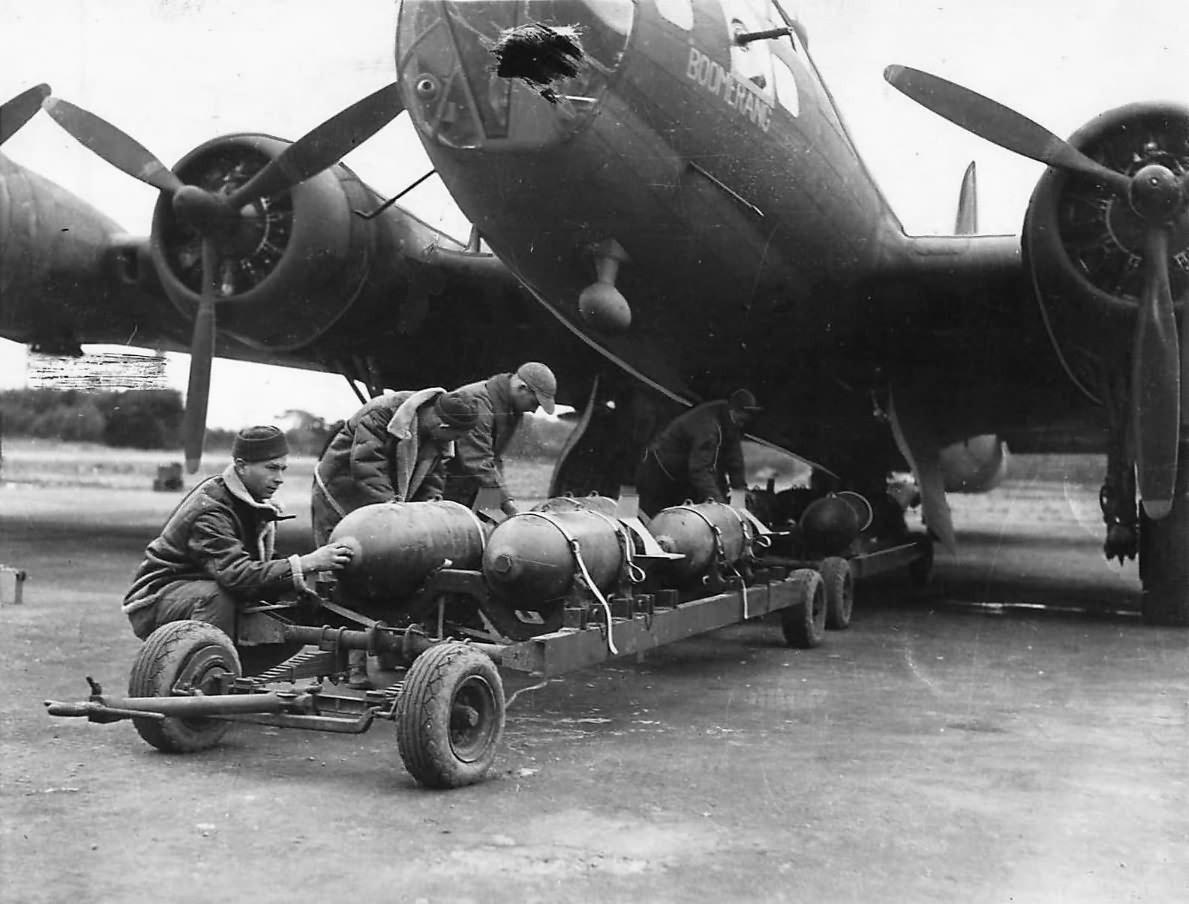 Crew of 92nd Bomb Group loading bombs on B-17F 41-9148 „Boomerang”