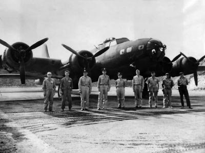 Crew stands with B-17E Flying Fortress „Tokyo Special” 1942