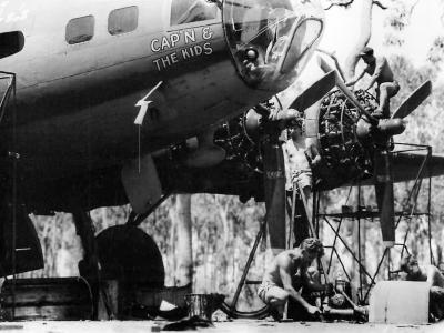 Maintenance crew working on B-17F Flying Fortress serial 41-24353 „Cap’n & The Kids” of the 63rd Bomb Squadron, 43rd Bomb Group, Australia 1943