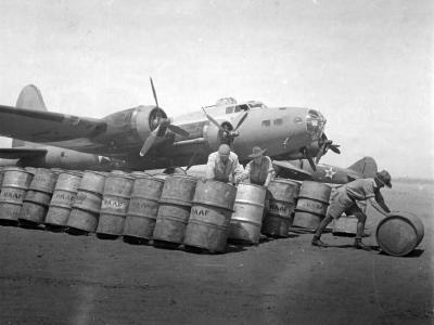 US and Australian crew refuelling B-17E Flying Fortress in Australia 1942