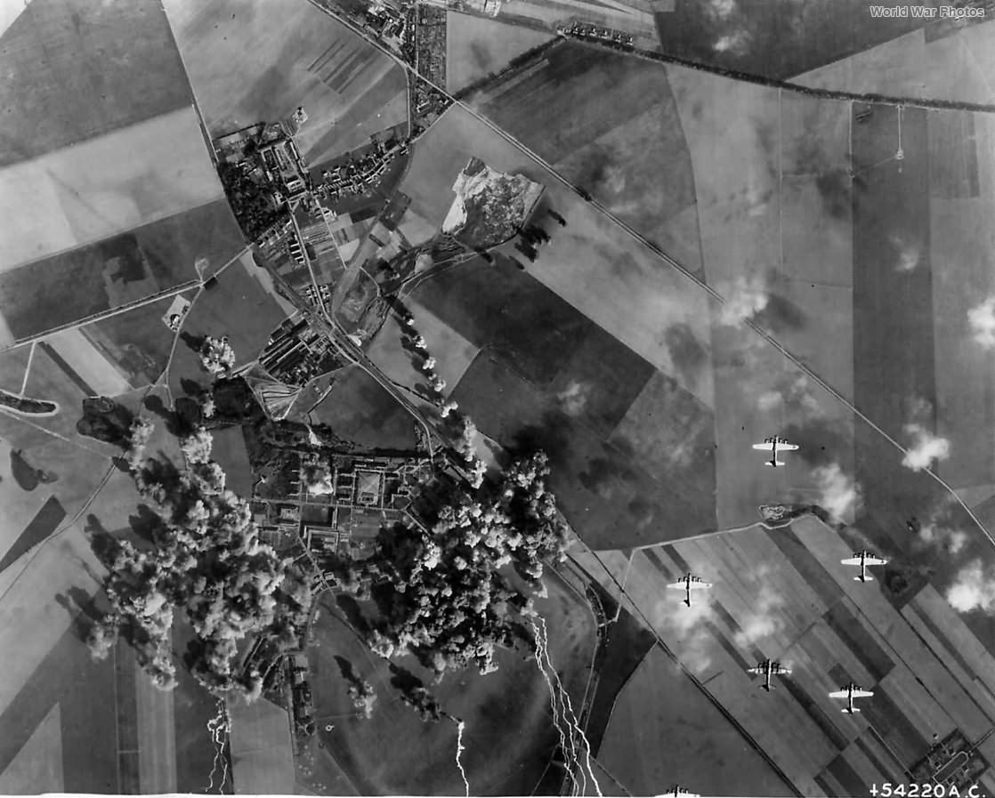 Aerial view of B-17s from the 305th BG bombing airfield at Stargard near Stettin 1944