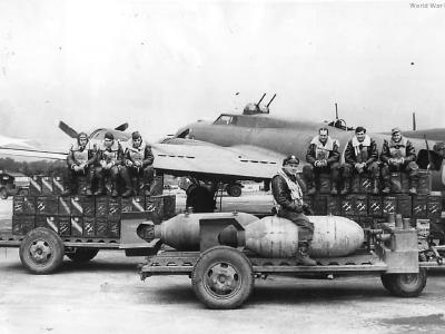 306th BG crew with B-17 ammo and 2000lb bombs at Thurleigh 1943