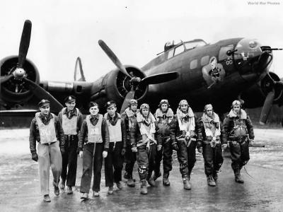 368th BS, 306th BG crew with B-17F Eager Beaver at Thurleigh 1944