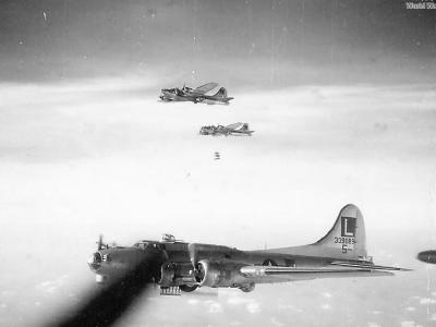 452nd Bomb Group B-17G Bomber 43-39089 sropping bombs