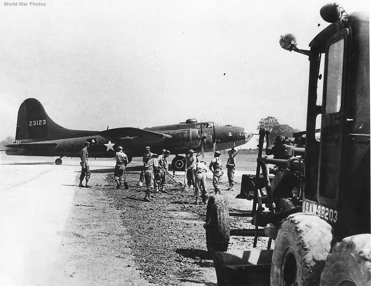 95th BG B-17 42-3123 named Ron Chee at unfinished Andrews Field 1943