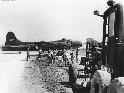 95th BG B-17 42-3123 named Ron Chee at unfinished Andrews Field 1943