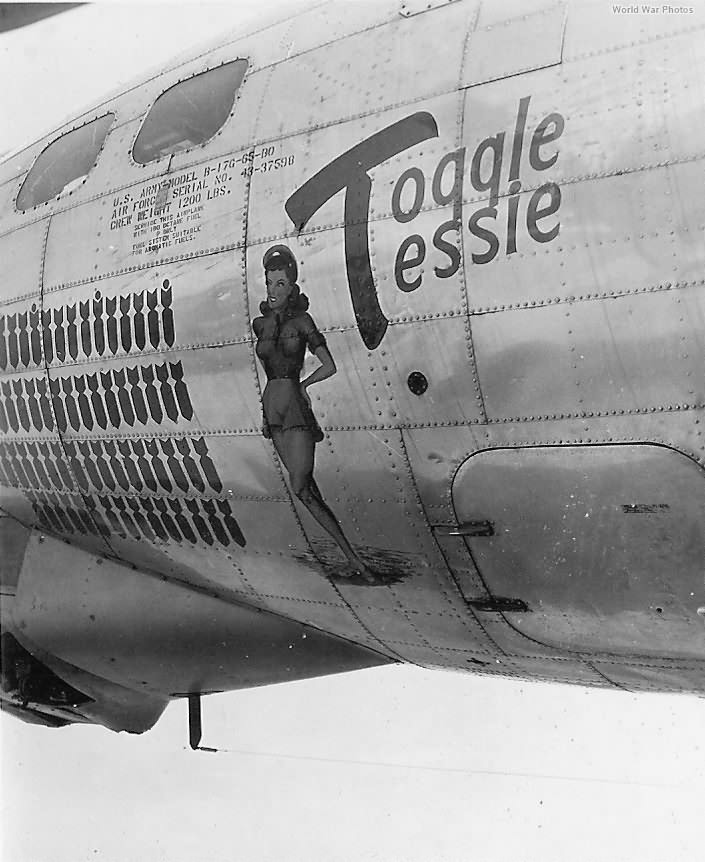 B-17G 43-37598 of the 306th BG „Toggle Tessie” nose art