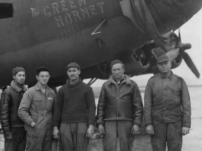 Ground crew of 303rd BG with B-17F Green Hornet