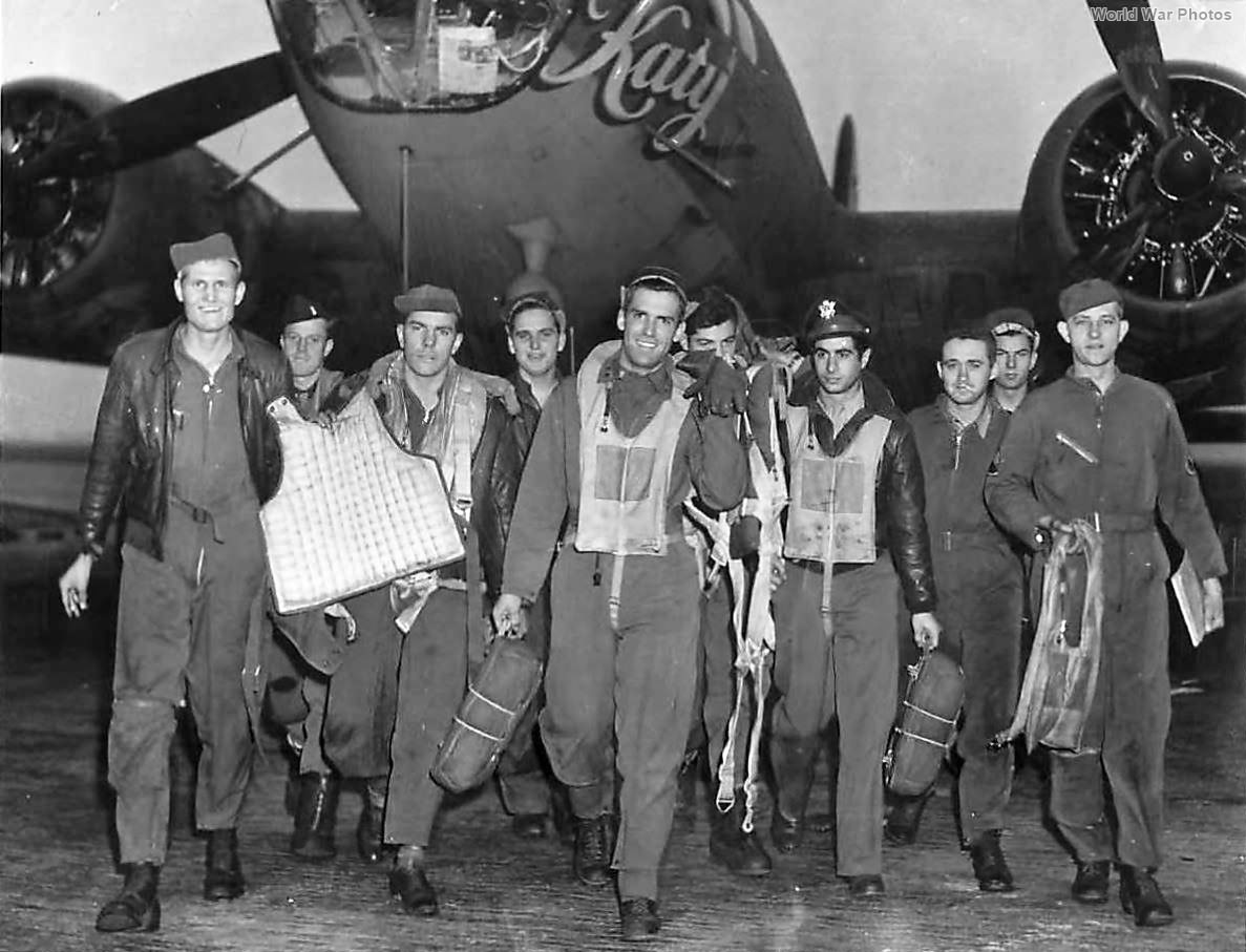 Lt Edwin Little leads his crew from their B-17 „Katy”