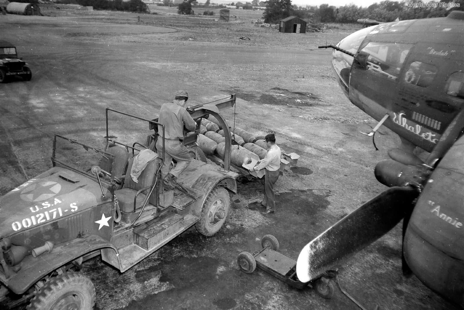 M6 Bomb Service Truck unloading beside 381st BG 20 August 1943
