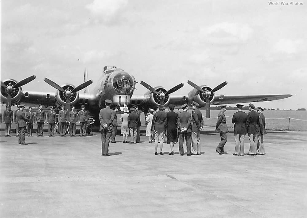 British Queen by 306th BG B-17G 42-102547 „ROSE OF YORK”