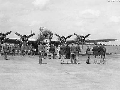 British Queen by 306th BG B-17G 42-102547 „ROSE OF YORK”