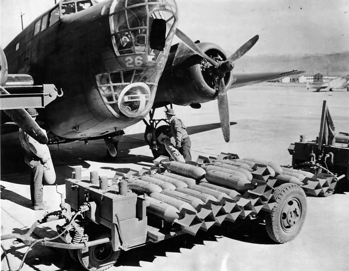 USAAF Cadet Bombardiers with B-18A Bolo at Albuquerque Flying School 1942