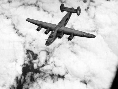 B-24D Liberator 41-23699 named „Lemon Drop” from the 68th Bomb Squadron, 44th BG 8th AF in flight