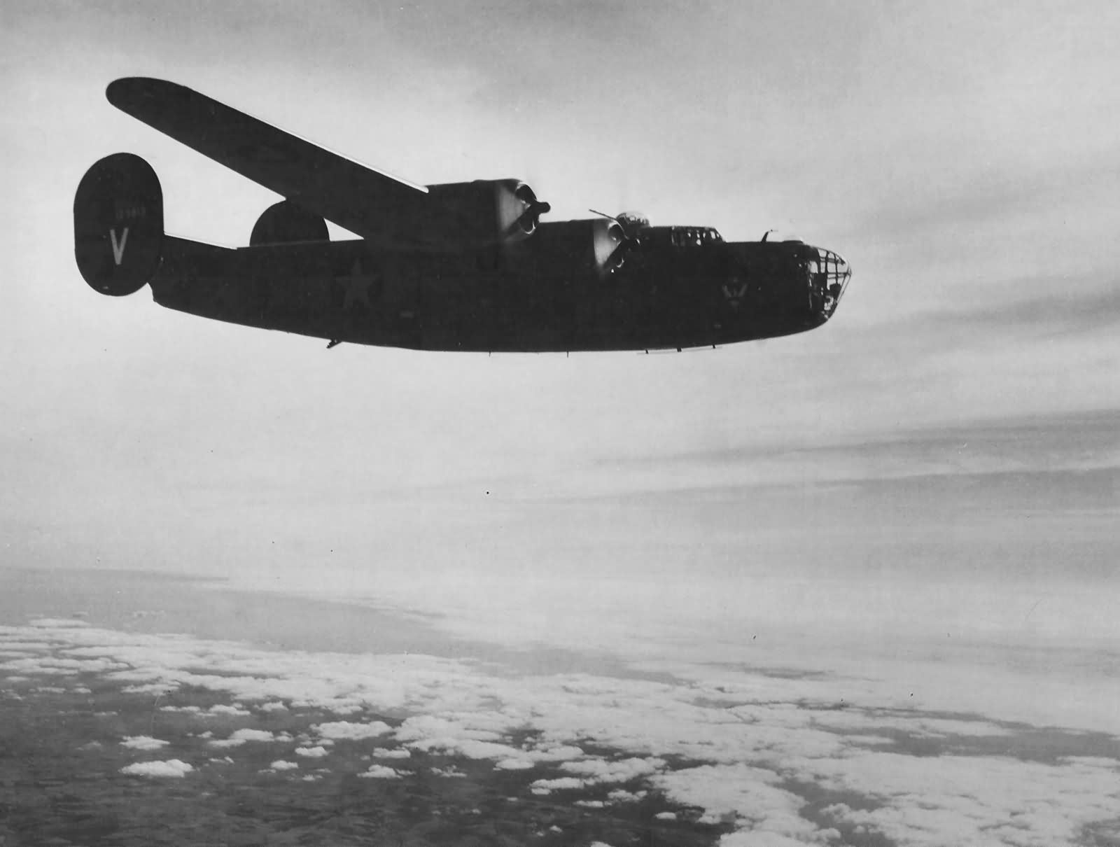 B-24D Liberator 41-23813 named „Victory Ship” from the 68th BS, 44th Bomb Group in flight