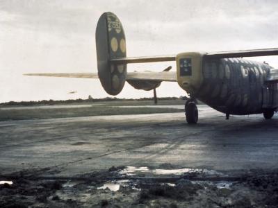 B-24H Liberator 42-7552 489th Bomb Group Assembly Ship „LIL COOKIE” color photo