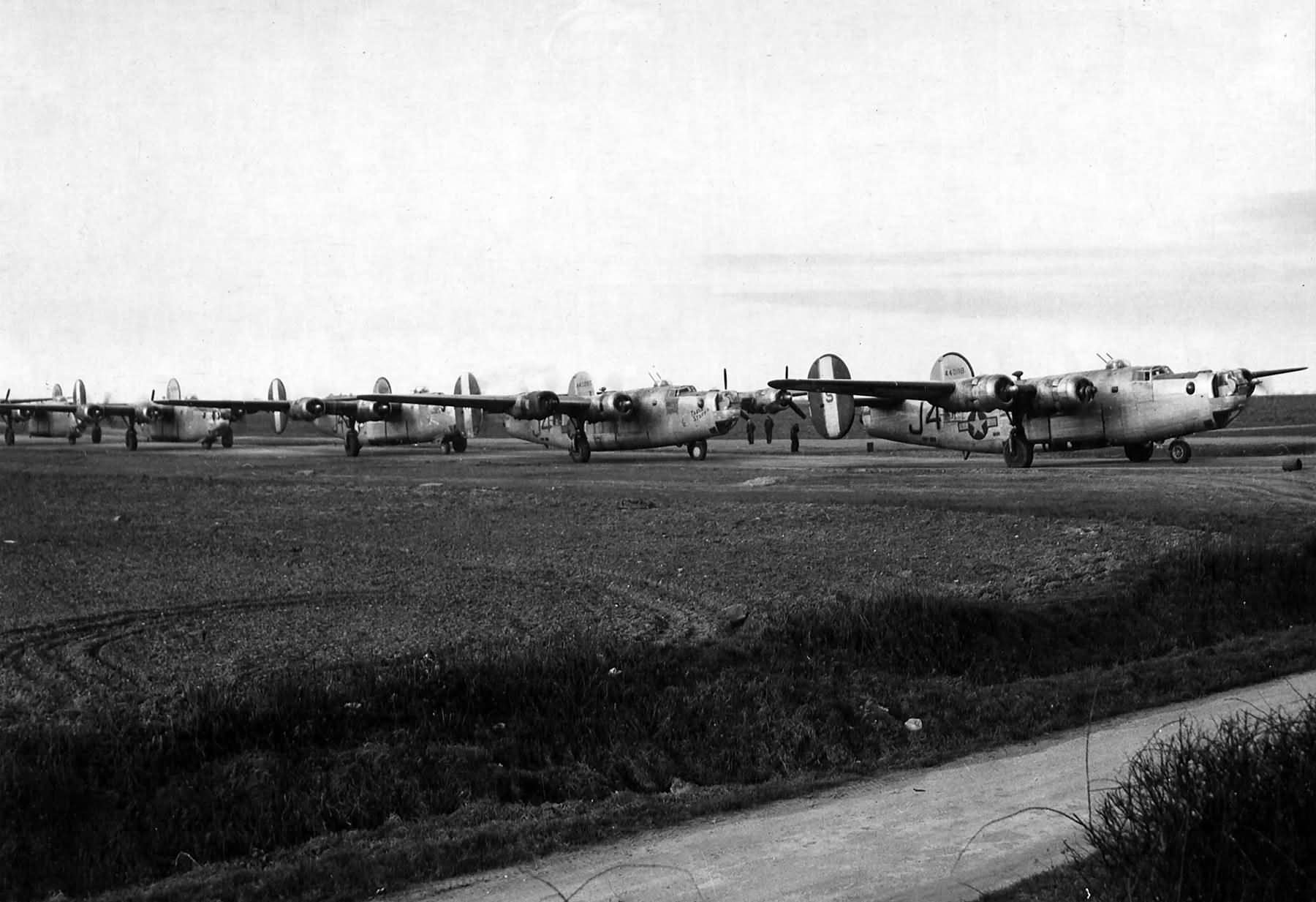 B-24J-145-CO Liberator 44-40118 code „7V-E” named „WELL GET BY” of the 458th Bomb Group, 752nd BS and B-24 J4-H 44-40285 „TABLE STUFF”