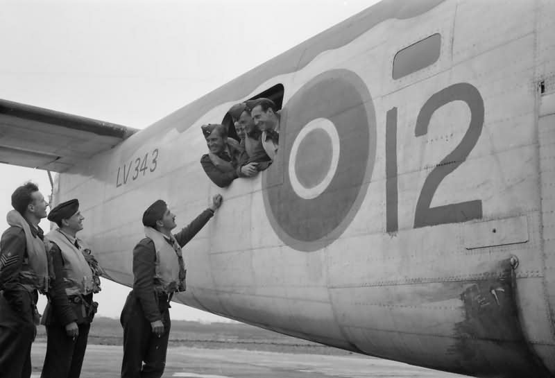 Liberator Mk IIA LV343 – crew of No 311 Czech Squadron at Beaulieu 21 July 1943