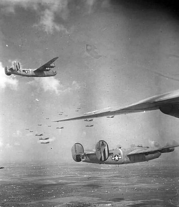 B-24J 42-50490 #19 „Leevus Bee” and B-24G 42-78231 #5 „Satan’s Gal” of the 450th BG