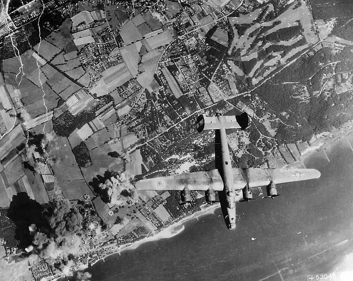 USAAF 8th AF B-24 Bomber Blasts Shulau Oil Refinery at Hamburg 1944