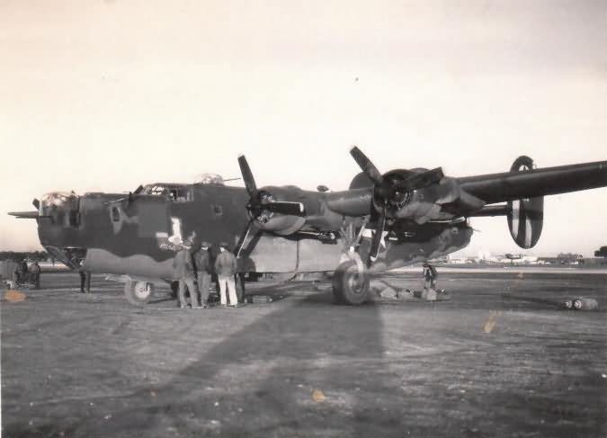 B-24 Liberator with crew on the ground, Italy, 450th Bomb Group 1944