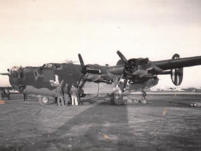 B-24 Liberator with crew on the ground, Italy, 450th Bomb Group 1944